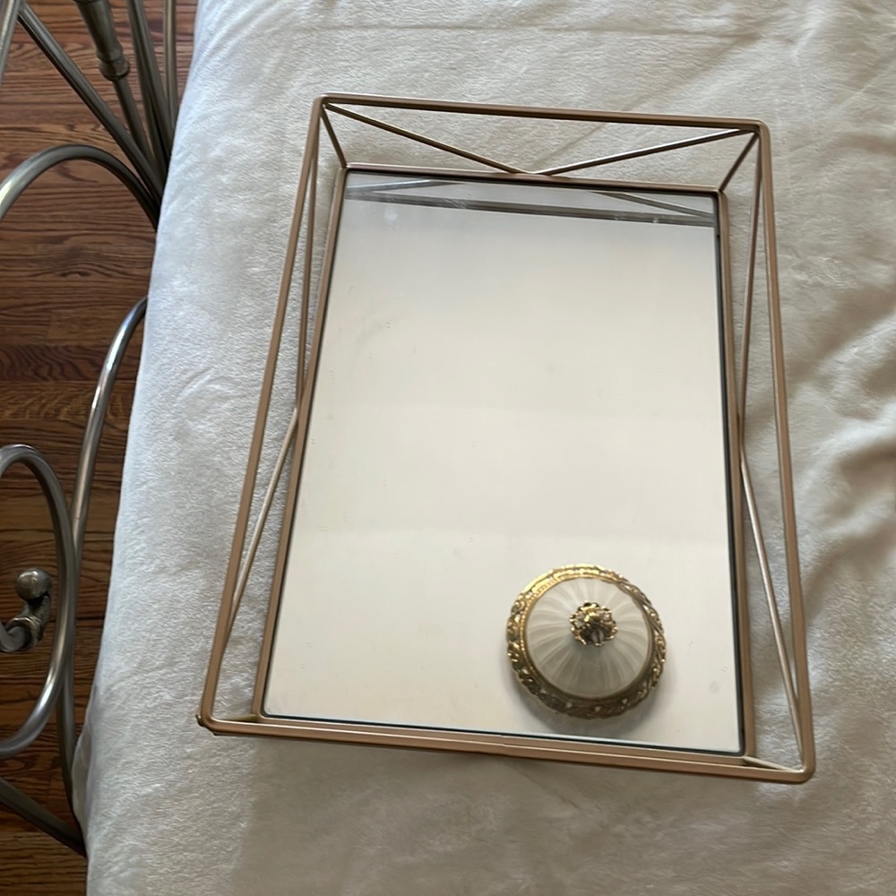Mirrored table decor